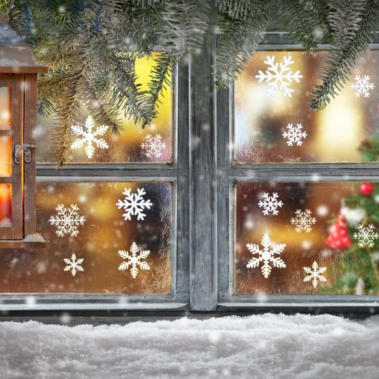 تخلق صور النوافذ الرومانسية لعيد الميلاد أجواء عيد الميلاد - فكرة مع رقاقات الثلج