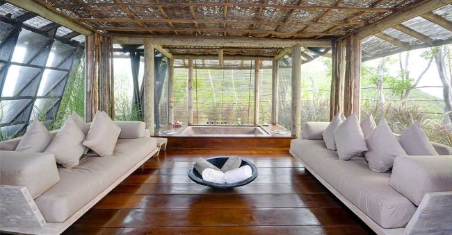 شرفة مغطاة أريكة أرضية خشبية الاسترخاء الأفيون فيلا