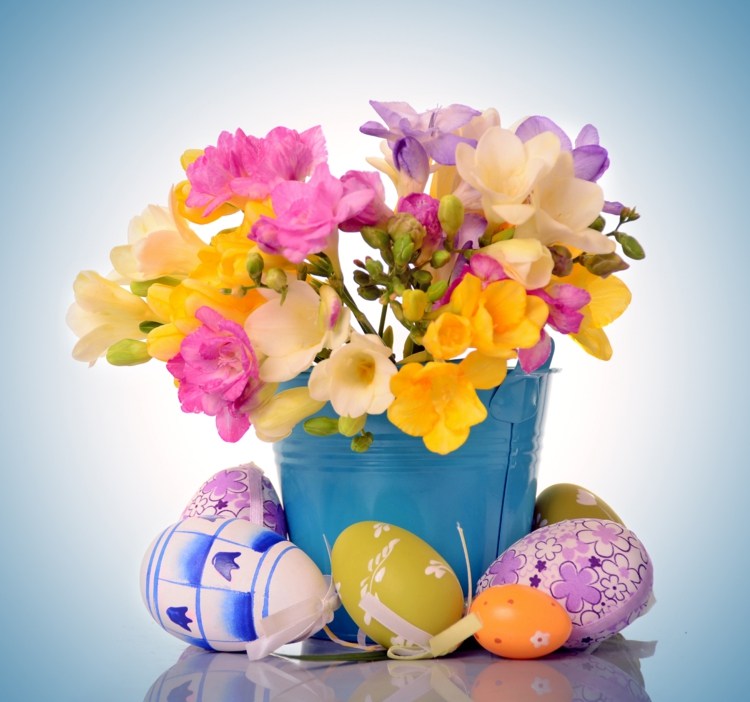 زخرفة طاولة لترتيب عيد الفصح-فكرة-دلو-أزرق-زهرة-بلاستيك-بيض
