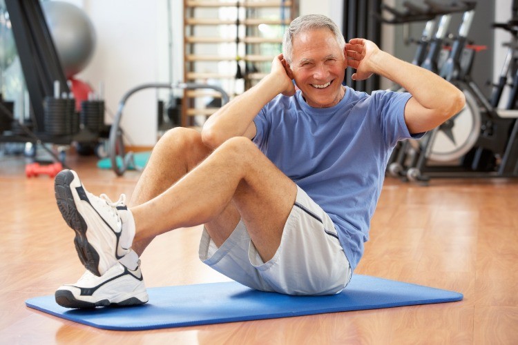 رجل مسن يقوم بتمارين البطن الجانبية وتدريبات اللياقة لكبار السن