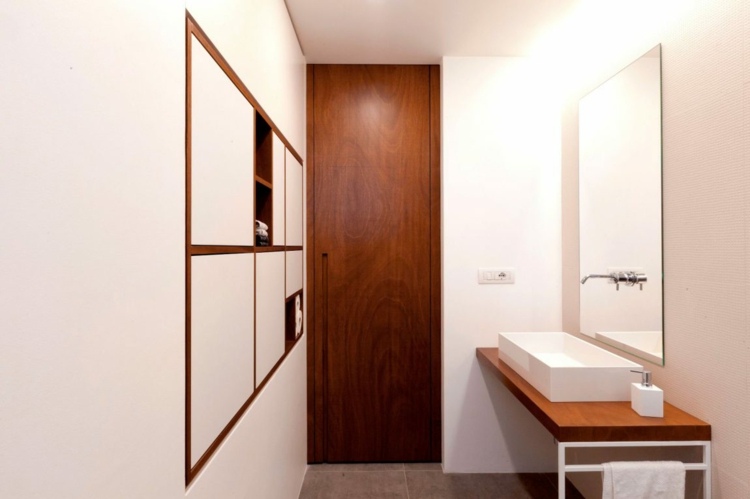 بلاط-شكل كبير-بني-في-رف-تصميم-حمام-تصميم-باب-خشب-جدران-بيضاء