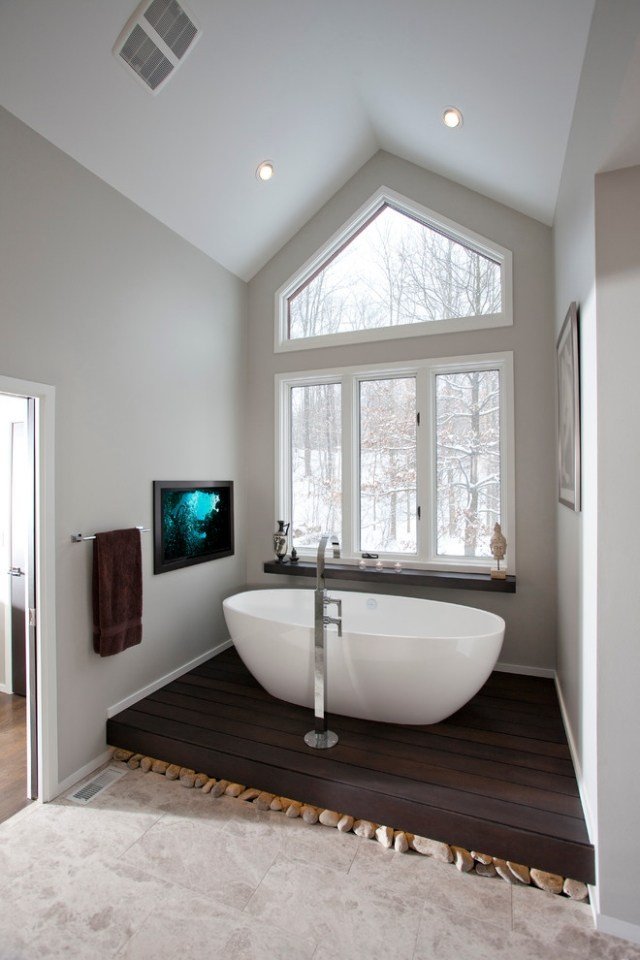 حوض استحمام بيضاوي مرتفع قاعدة خشبية موضوعة مباشرة على النافذة