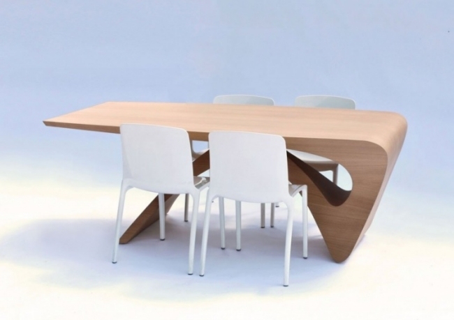 تصميم طاولة خشبية حديثة على شكل مستقبلي بواسطة daan mulder