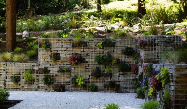 أفكار لتزيين جدران التراب والحدائق