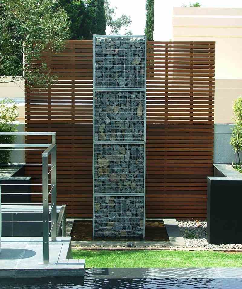 جدار التراب-حديقة-ميزات المياه-الحجارة-سياج خشبي