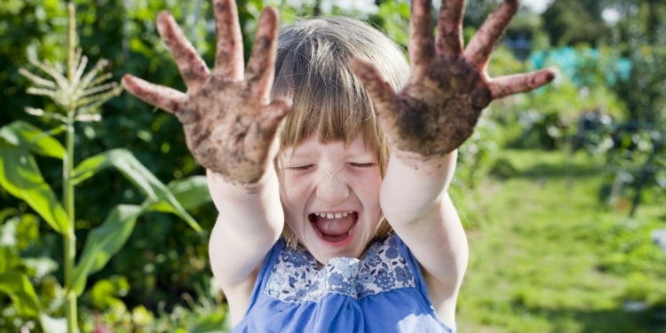 قم بإنشاء حديقة للأطفال - حفر التربة - تخفيف - التسميد