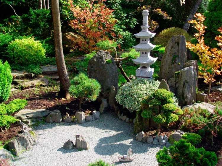 تصميم-حديقة-على الطراز الياباني-اشجار-صنوبرية-مجسمات-فراش-حجر طبيعي