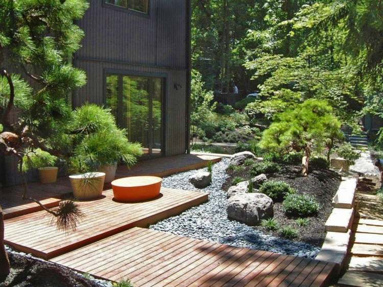 تصميم-حديقة-صنوبر-فكرة-حصى-تراس-خشب-بسيط-لهجات-نباتات