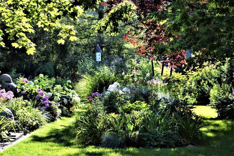 معدات الحدائق الأساسية لصيانة أحواض الزهور والمروج على مدار السنة