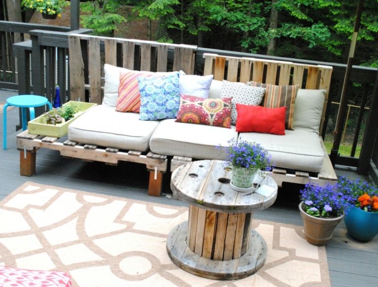 مقعد حديقة مصنوع من المنصات الخشبية أريكة الشرفة فكرة لفائف طاولة القهوة رمي الوسائد الزهور