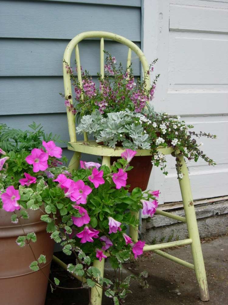 ديكور-حديقة-من-أشياء-قديمة-كرسي-مزهرية