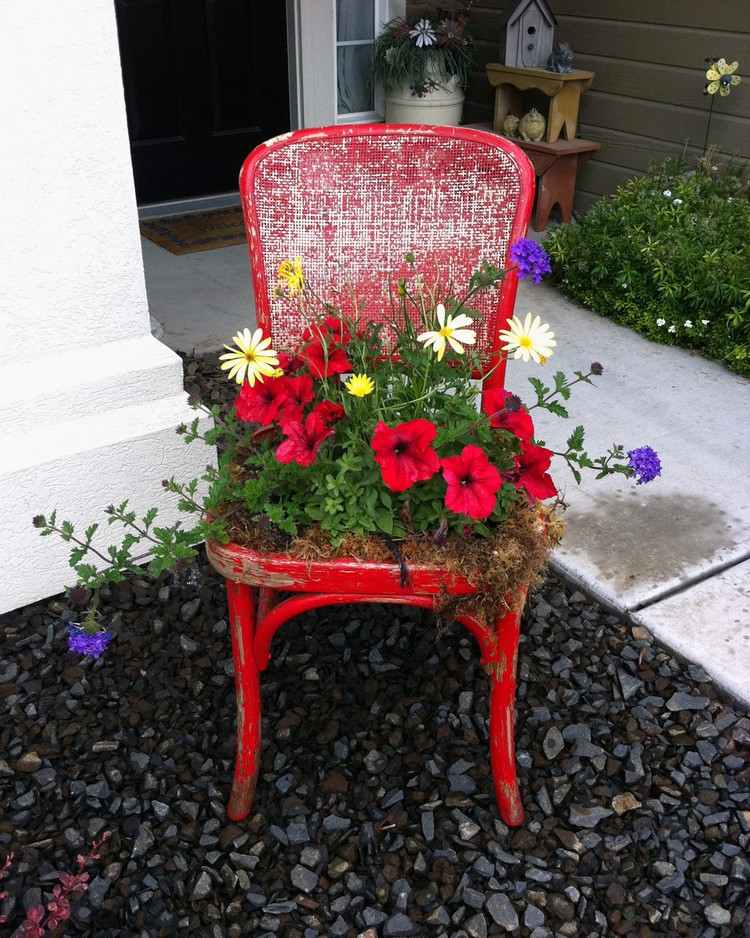تزيين الحدائق-الأشياء-القديمة-كرسي-باللون الأحمر-الزهور