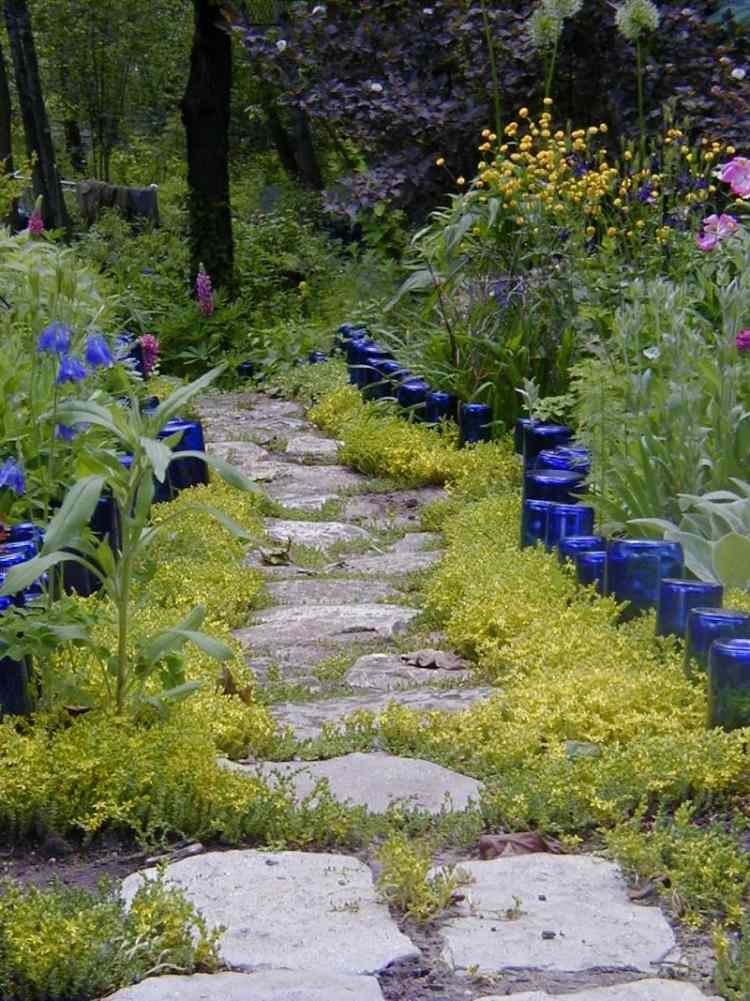 تزيين الحدائق من-الأشياء-القديمة-في-الزجاجات-الزرقاء