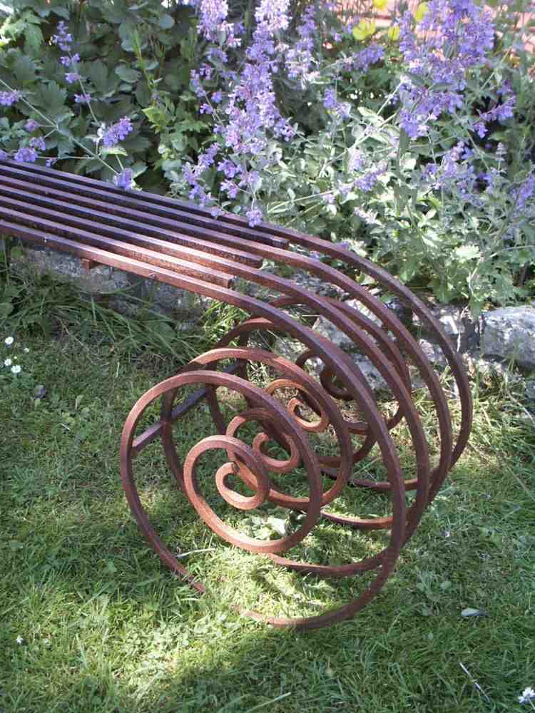 ديكور حديقة مصنوعة من فكرة تصميم زهور مقاعد البدلاء الصدأ