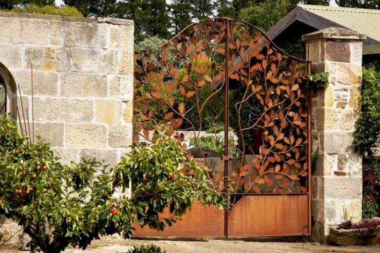 بوابة حديقة رومانسية الحلي الصدأ تصميم جدار منزل الحجر