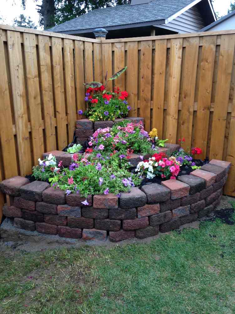 حديقة الزاوية شكل flowerbed الهرم النباتات المزهرة