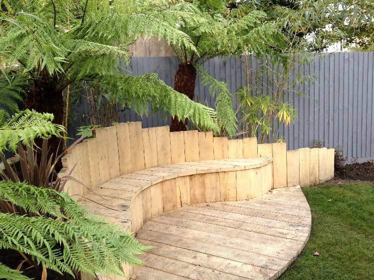 قم بإنشاء ركن حديقة وقم ببناء مقعد من الألواح الخشبية