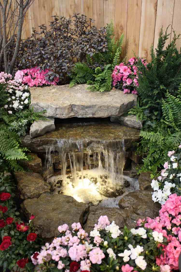 حديقة الزاوية شكل المياه ميزة نافورة الحجارة النباتات المزهرة