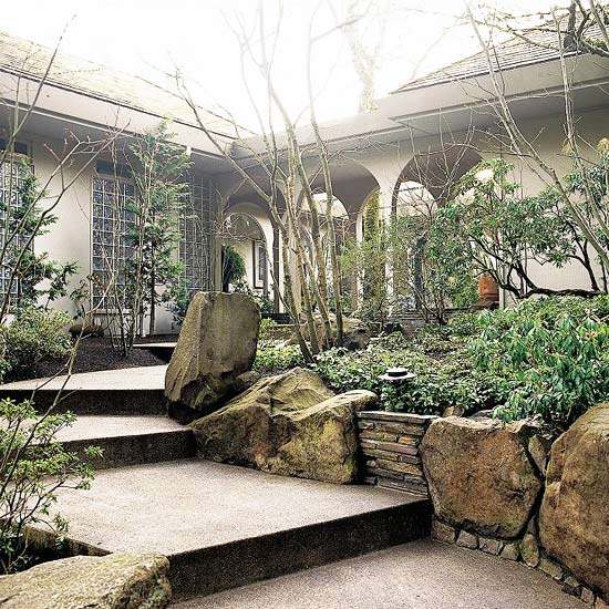 أفكار لتصميم الحديقة في الفناء الأمامي تستخدم الأحجار