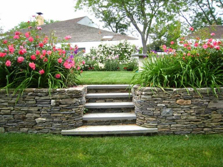 حديقة بناء جدار المنحدر تصميم الحجر الزهور سرير السلالم