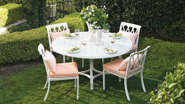 منطقة الجلوس وسائد المقعد الوردية أربعة كراسي طاولة مستديرة بيضاء