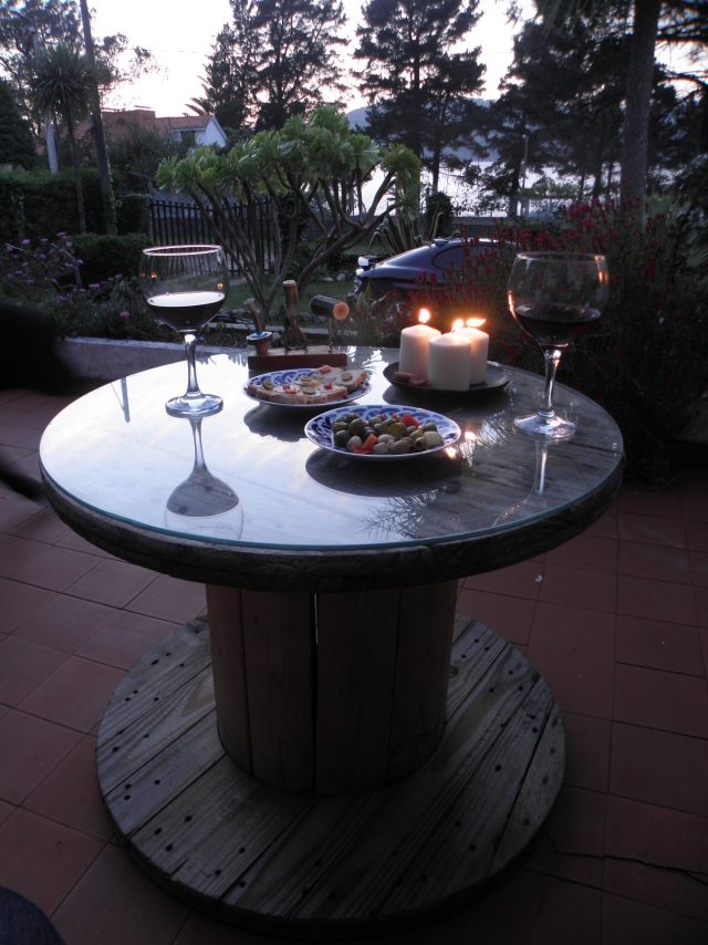 طاولة حديقة مصنوعة من لوحة زجاجية خشبية - بكرة كابل - رومانسية - جو - عشاء