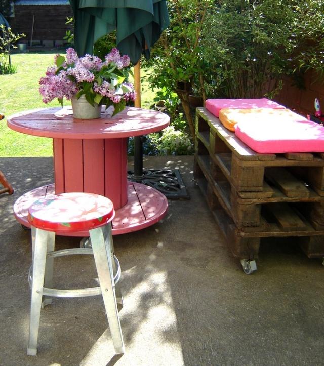 طاولة حديقة خشبية أفكار - بكرة كابل - مقعد وردي - طلاء - منصة نقالة