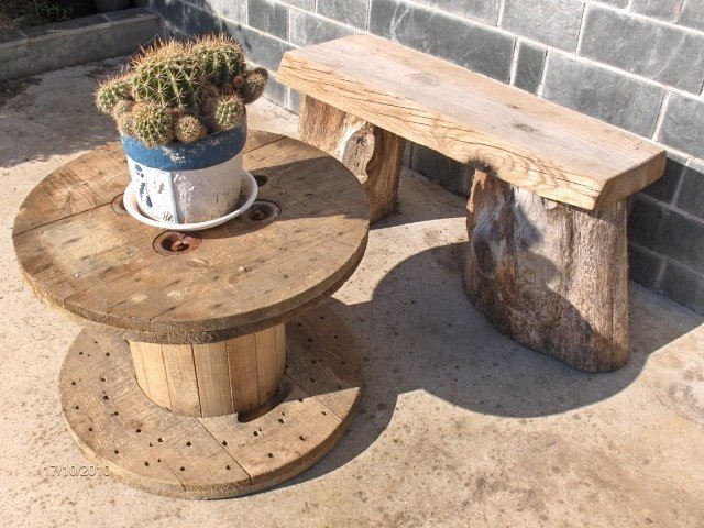 طاولة حديقة-خشب-upcycling-كابل-طبل-صبار-وعاء