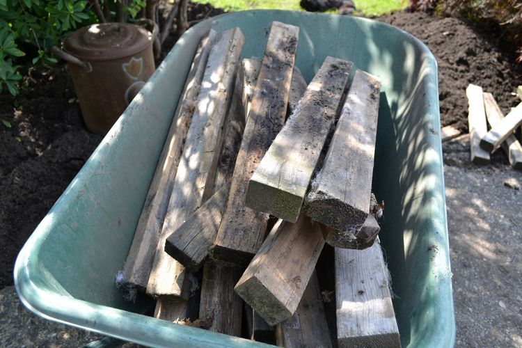 إعادة تدوير مخلفات الأخشاب في الحديقة لمشروع إنشائي