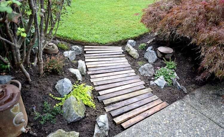 اصنع مسار حديقة بسيطًا وغير مكلف من الخشب بنفسك