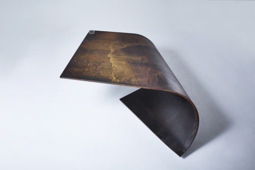 طاولة مصمم ريفي منحنية بنية داكنة مصنوعة من الفولاذ