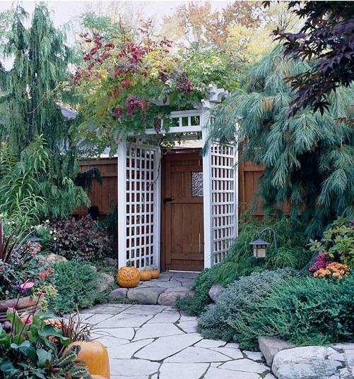 مدخل الحديقة - شرفة خشبية بيضاء