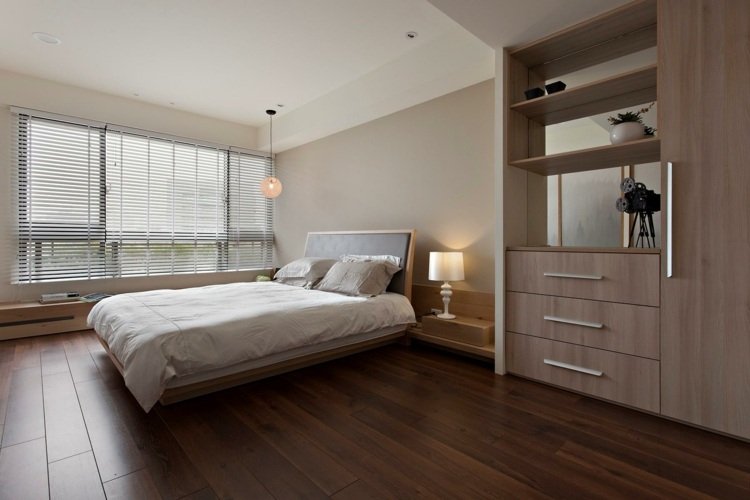 أفكار تصميم لغرف النوم ألوان محايدة باركيه قشدي داكن لون الحائط