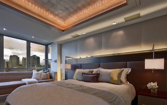 غرفة نوم حديثة سقف معلق باللون الرمادي والبني أضواء led