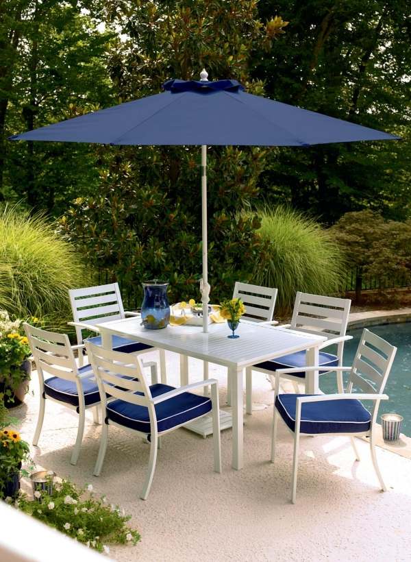 منطقة لتناول الطعام في الهواء الطلق تجمع مظلة بيضاء زرقاء