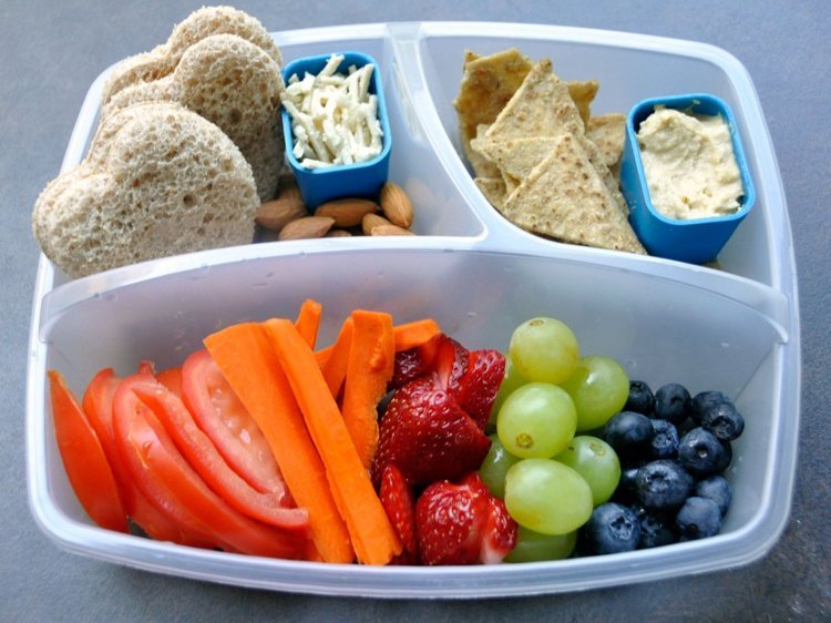 وجبات خفيفة صحية - أطفال المدارس - غداء - خبز - فاكهة - خضروات - قطع خبز