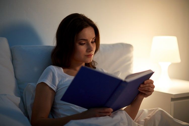 القراءة في السرير روتين نوم جيد