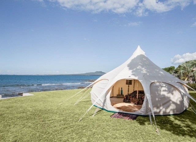 فتحات خيمة Glamping تعمل على بناء ناموسية هوائية بسهولة في منطقة العشب