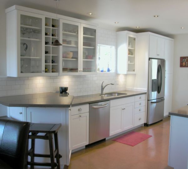مطبخ أبيض نظرة حديثة - جدار من الطوب - إضاءة حائط خلفية للمطبخ