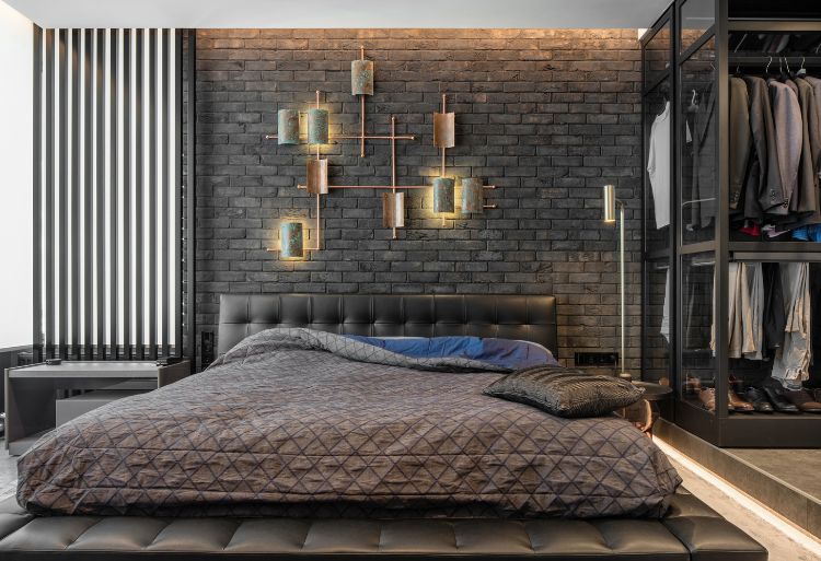 منظر أمامي لغرفة النوم بقيادة مصباح بتصميم ريفي سرير مع مسند ظهر بألوان رمادية ملابس أحذية خزانة مصنوعة من شرائح خشبية زجاجية