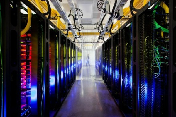 شبكة-غرفة-مركز بيانات-جميل-اضاءة