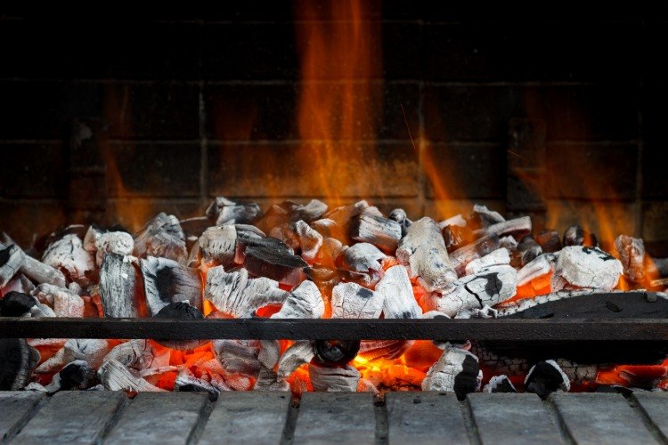 كيفية إضاءة الفحم المتوهج بشكل صحيح في النار نصائح وحيل الشواء