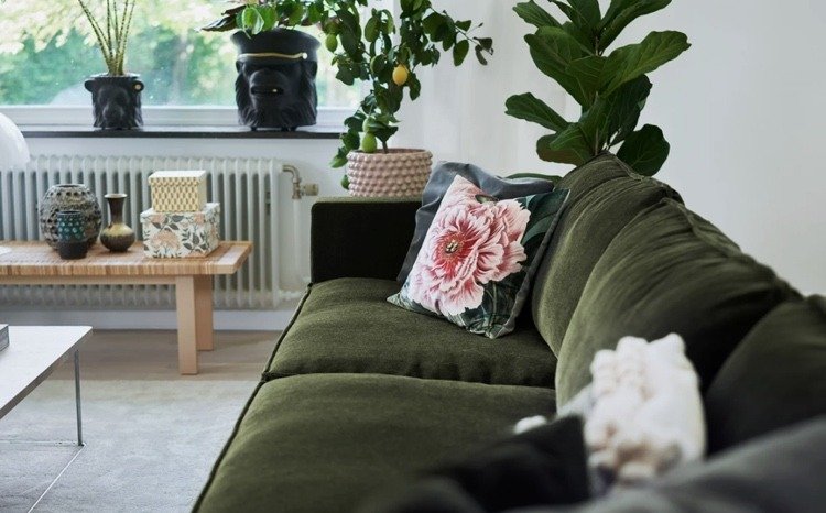 غرفة معيشة على طراز سكاندي بوهو مع أريكة خضراء داكنة