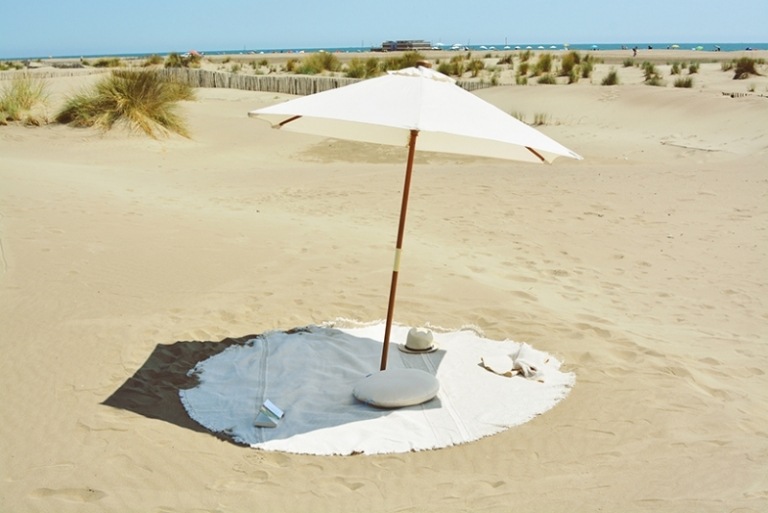 منشفة شاطئ كبيرة - مظلة بيضاء - وسادة - قبعة من القش - شمس - عطلة - رمال