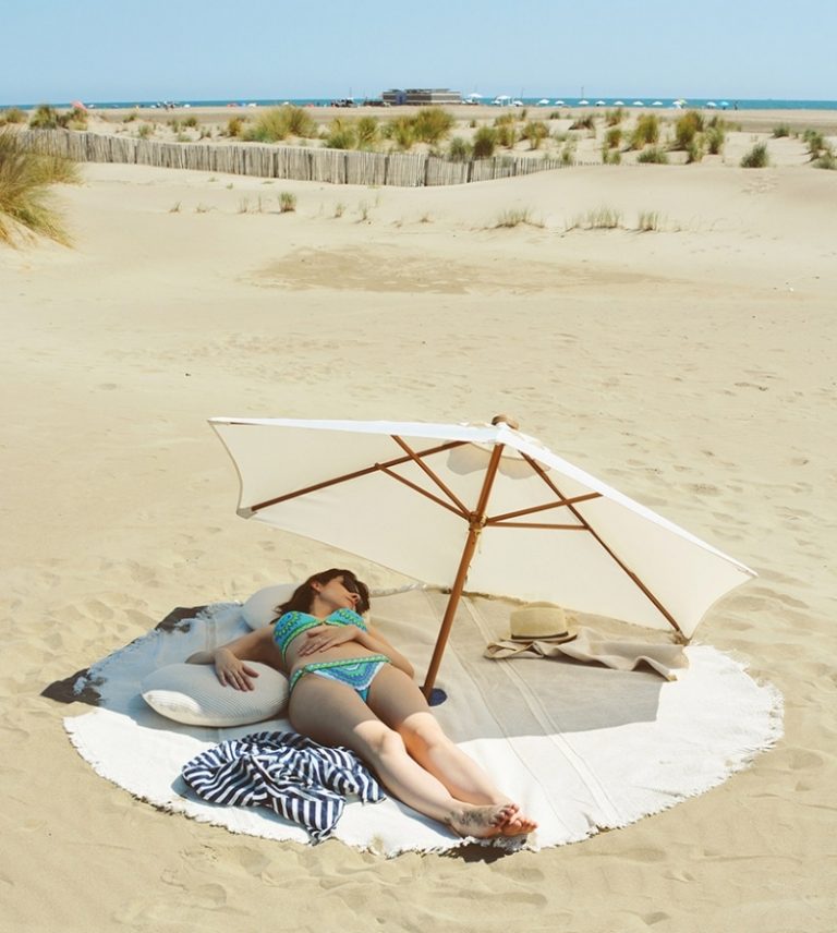 منشفة الشاطئ xxl-large-white-sun-lying-travel-woman-bikini-شمسية