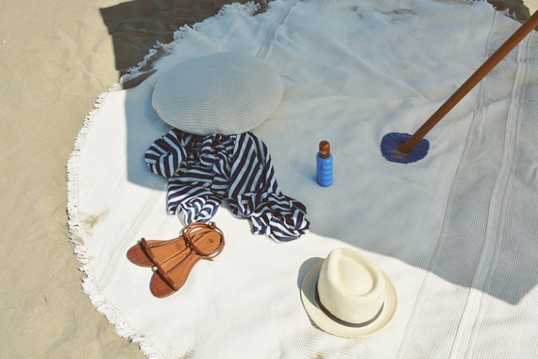 منشفة شاطئ كبيرة - XXXL - كبير - صندل أبيض - قبعة من القش - نظارة شمسية - شمسية - رمل - وسادة