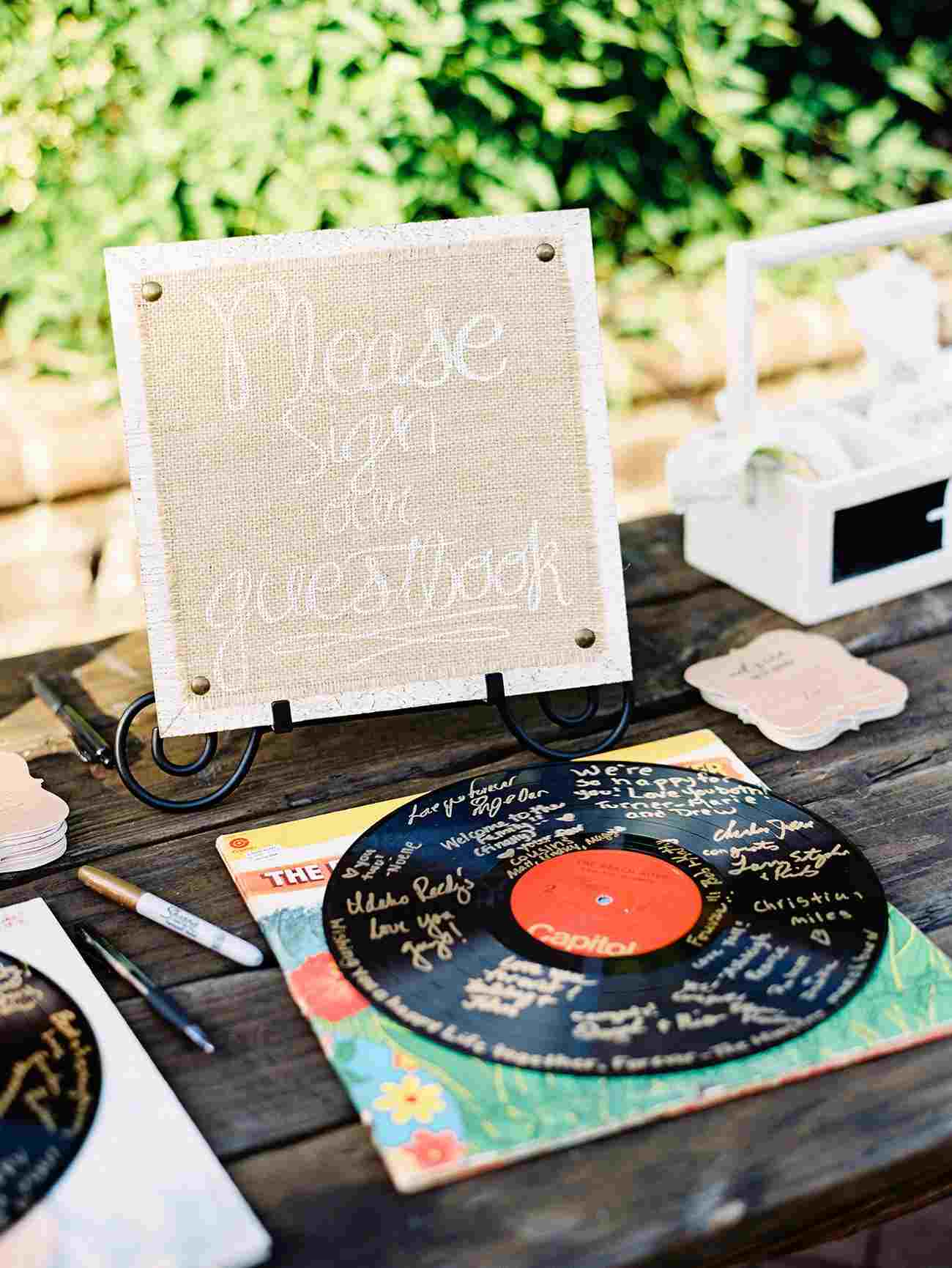 كتاب ضيف حفل زفاف بديل مضحك الموسيقى حديقة الزفاف التخطيط طاولة خشبية