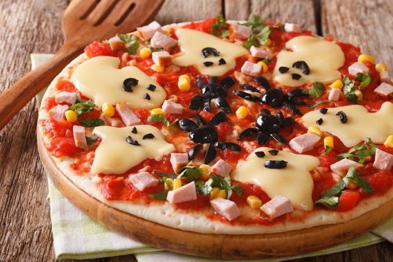 اصنع بيتزا الهالوين بنفسك مع أشباح مصنوعة من الجبن كطبقة علوية