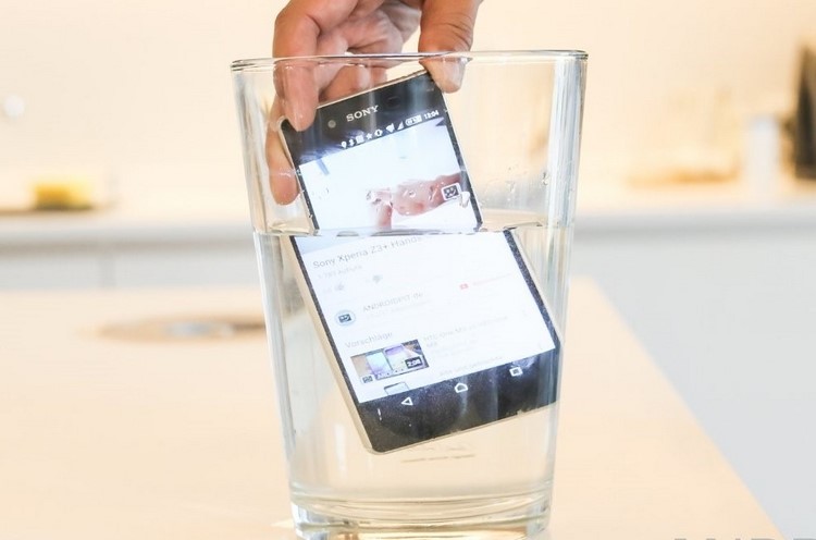 هل يمكنك تنظيف طرازات الهواتف المحمولة المقاومة للماء بالماء؟