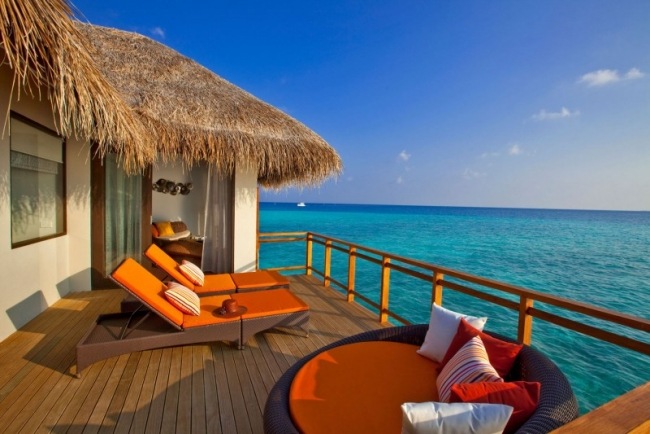 شاطئ بنغل من القش مع حمام سباحة بأسرة تشمس Velassaru Maldives